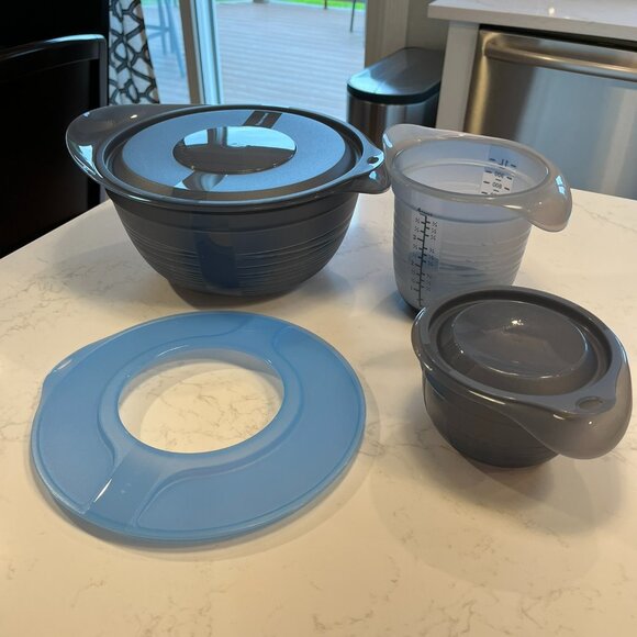 New Never Used Tupperware Mixing Bowls and Measuring Cup Set - Picture 3 of 16